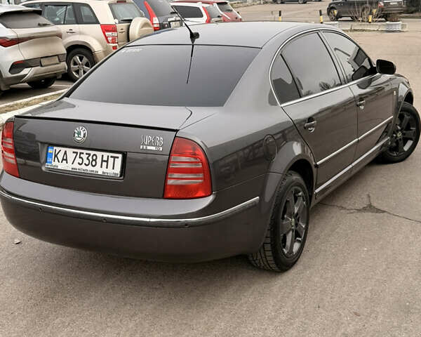 Серый Шкода Суперб, объемом двигателя 2.5 л и пробегом 295 тыс. км за 5700 $, фото 6 на Automoto.ua