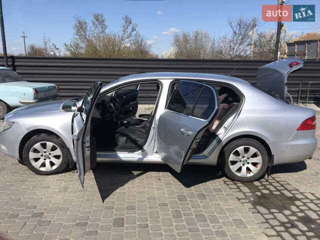 Серый Шкода Суперб, объемом двигателя 2 л и пробегом 329 тыс. км за 7200 $, фото 3 на Automoto.ua