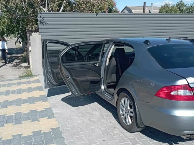 Серый Шкода Суперб, объемом двигателя 1.8 л и пробегом 237 тыс. км за 8223 $, фото 2 на Automoto.ua