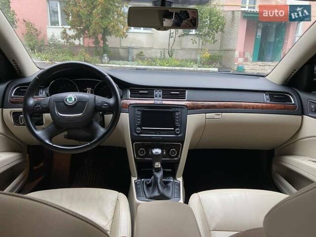 Серый Шкода Суперб, объемом двигателя 1.97 л и пробегом 278 тыс. км за 11400 $, фото 4 на Automoto.ua