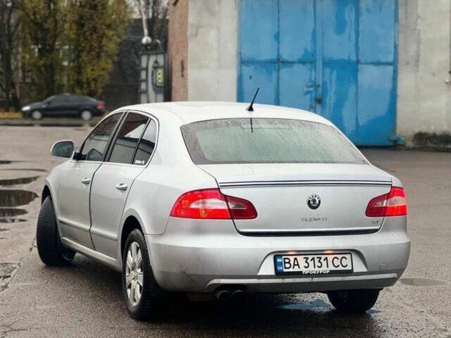 Сірий Шкода Суперб, об'ємом двигуна 2 л та пробігом 245 тис. км за 9900 $, фото 4 на Automoto.ua