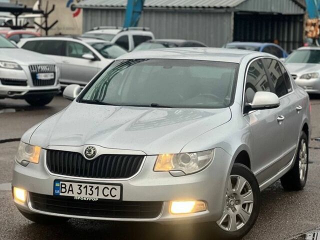 Сірий Шкода Суперб, об'ємом двигуна 2 л та пробігом 245 тис. км за 9900 $, фото 1 на Automoto.ua