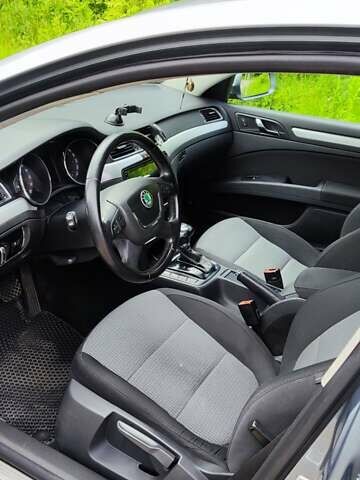 Серый Шкода Суперб, объемом двигателя 2 л и пробегом 300 тыс. км за 9900 $, фото 5 на Automoto.ua