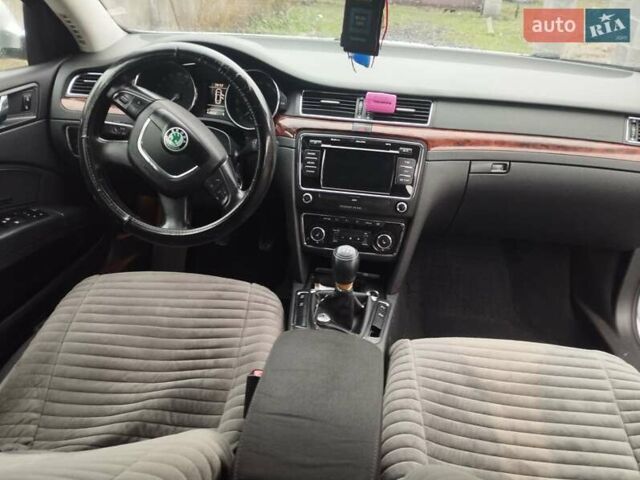 Серый Шкода Суперб, объемом двигателя 2 л и пробегом 280 тыс. км за 9500 $, фото 10 на Automoto.ua