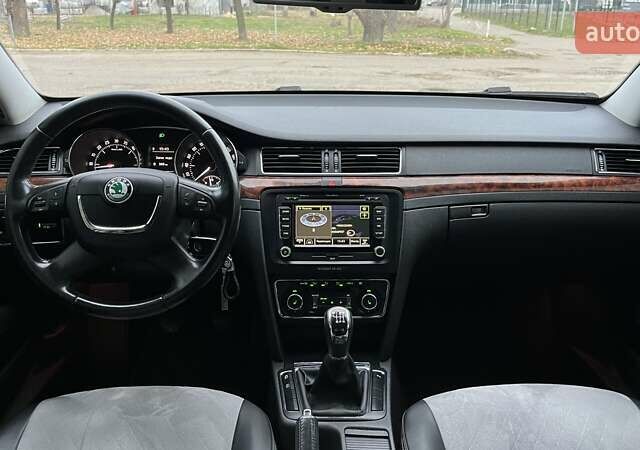 Сірий Шкода Суперб, об'ємом двигуна 2 л та пробігом 316 тис. км за 9300 $, фото 12 на Automoto.ua