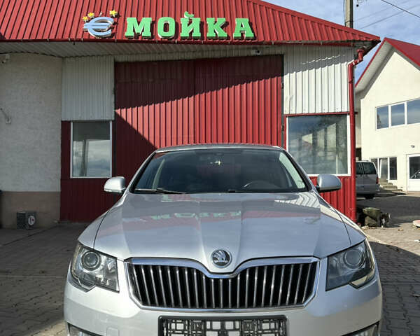 Шкода Суперб 2013 у Чернівцях на Automoto.ua Сірий Шкода Суперб, об'ємом двигуна 0 л та пробігом 161 тис. км за 9300 $, фото 1 на Automoto.ua