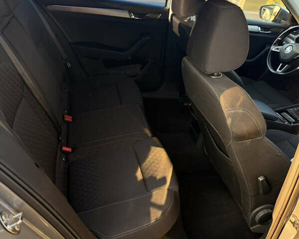 Серый Шкода Суперб, объемом двигателя 1.6 л и пробегом 250 тыс. км за 17371 $, фото 23 на Automoto.ua