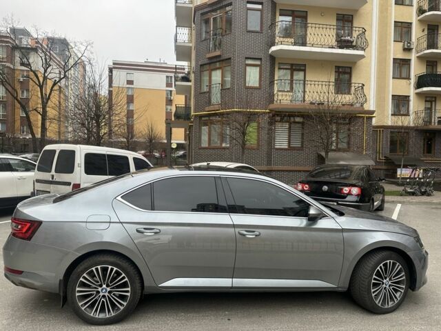 Сірий Шкода Суперб, об'ємом двигуна 2 л та пробігом 245 тис. км за 17900 $, фото 4 на Automoto.ua