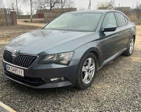 Серый Шкода Суперб, объемом двигателя 1.6 л и пробегом 195 тыс. км за 15999 $, фото 1 на Automoto.ua