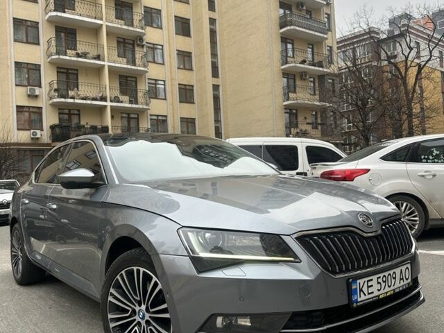 Сірий Шкода Суперб, об'ємом двигуна 2 л та пробігом 245 тис. км за 17900 $, фото 1 на Automoto.ua