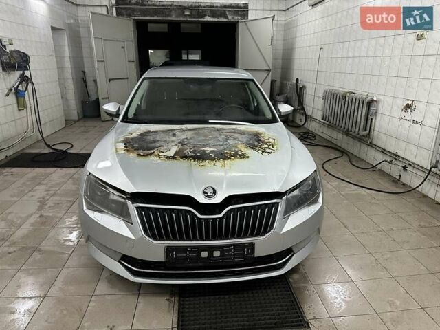Серый Шкода Суперб, объемом двигателя 1.97 л и пробегом 200 тыс. км за 8900 $, фото 4 на Automoto.ua