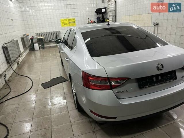 Серый Шкода Суперб, объемом двигателя 1.97 л и пробегом 200 тыс. км за 8900 $, фото 2 на Automoto.ua