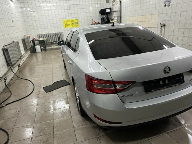 Серый Шкода Суперб, объемом двигателя 2 л и пробегом 200 тыс. км за 8900 $, фото 2 на Automoto.ua