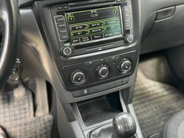 Белый Шкода Ети, объемом двигателя 1.2 л и пробегом 288 тыс. км за 3839 $, фото 6 на Automoto.ua