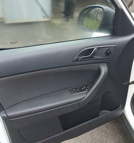 Білий Шкода Єті, об'ємом двигуна 1.6 л та пробігом 219 тис. км за 7700 $, фото 4 на Automoto.ua