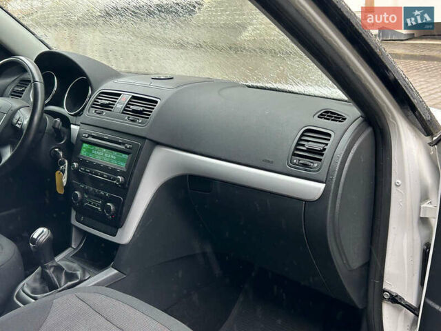 Білий Шкода Єті, об'ємом двигуна 1.4 л та пробігом 200 тис. км за 8999 $, фото 14 на Automoto.ua
