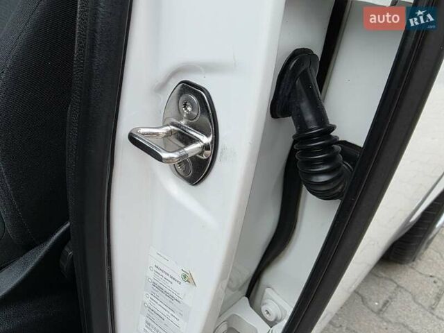 Білий Шкода Єті, об'ємом двигуна 1.2 л та пробігом 220 тис. км за 6999 $, фото 79 на Automoto.ua
