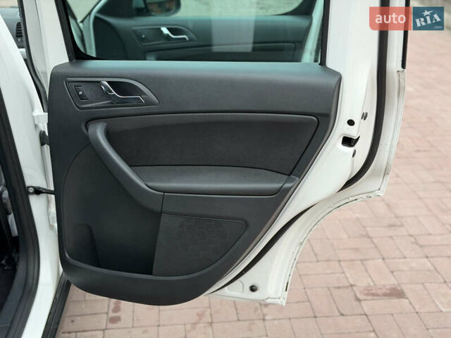 Білий Шкода Єті, об'ємом двигуна 2 л та пробігом 211 тис. км за 14800 $, фото 31 на Automoto.ua