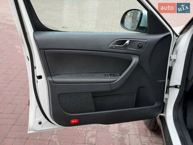 Білий Шкода Єті, об'ємом двигуна 2 л та пробігом 211 тис. км за 14800 $, фото 21 на Automoto.ua