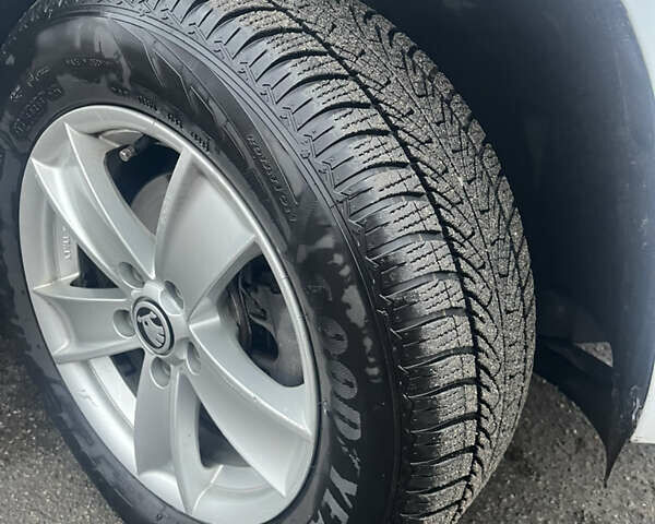 Белый Шкода Ети, объемом двигателя 1.97 л и пробегом 247 тыс. км за 15000 $, фото 7 на Automoto.ua