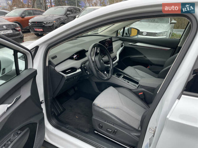 Белый Шкода Enyaq iV, объемом двигателя 0 л и пробегом 116 тыс. км за 23000 $, фото 4 на Automoto.ua