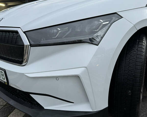 Белый Шкода Enyaq iV, объемом двигателя 0 л и пробегом 86 тыс. км за 23000 $, фото 3 на Automoto.ua