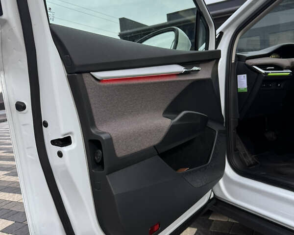 Белый Шкода Enyaq iV, объемом двигателя 0 л и пробегом 86 тыс. км за 23000 $, фото 12 на Automoto.ua
