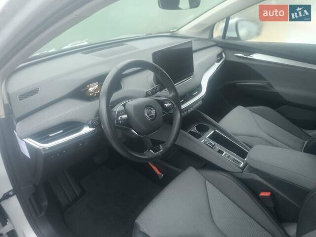 Белый Шкода Enyaq iV, объемом двигателя 0 л и пробегом 180 тыс. км за 22500 $, фото 13 на Automoto.ua