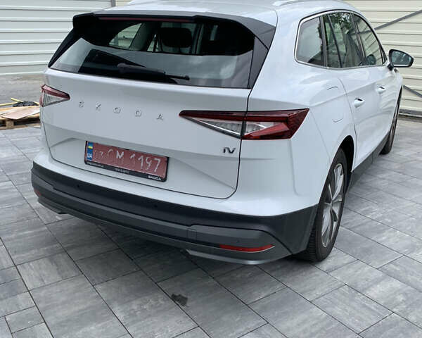 Белый Шкода Enyaq iV, объемом двигателя 0 л и пробегом 20 тыс. км за 35500 $, фото 5 на Automoto.ua