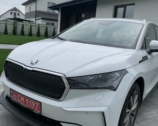 Белый Шкода Enyaq iV, объемом двигателя 0 л и пробегом 20 тыс. км за 35500 $, фото 3 на Automoto.ua