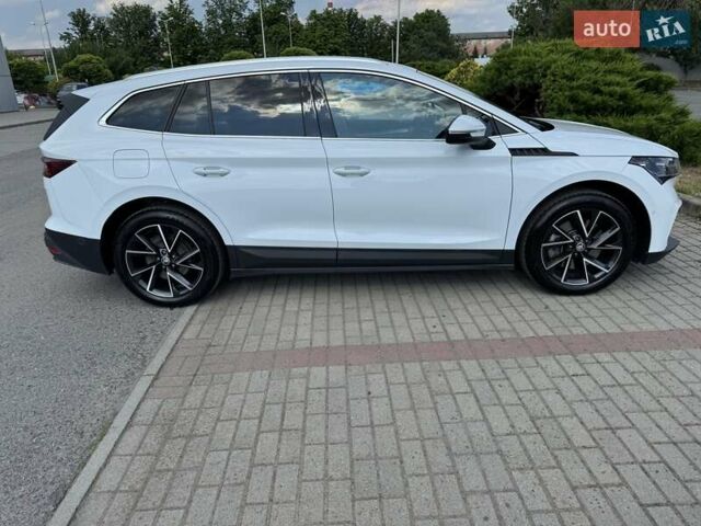 Белый Шкода Enyaq iV, объемом двигателя 0 л и пробегом 59 тыс. км за 28350 $, фото 1 на Automoto.ua