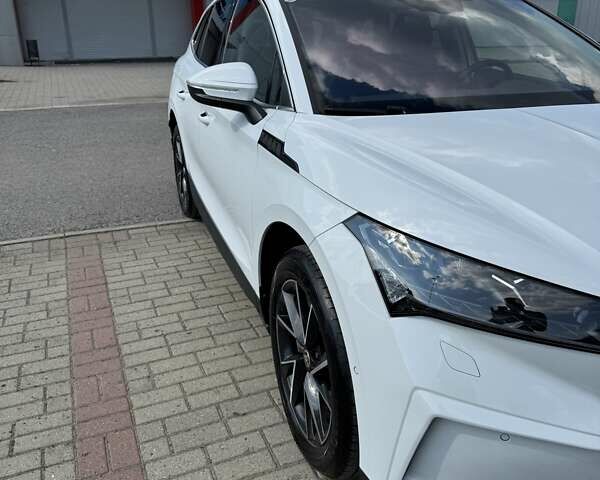 Белый Шкода Enyaq iV, объемом двигателя 0 л и пробегом 59 тыс. км за 28350 $, фото 3 на Automoto.ua