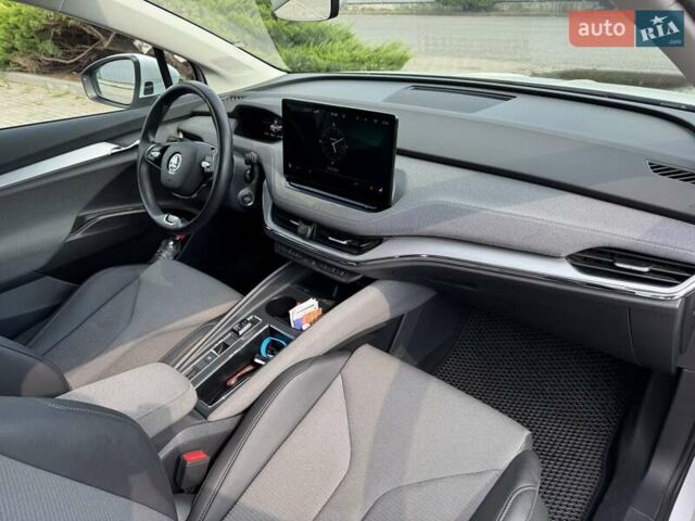 Белый Шкода Enyaq iV, объемом двигателя 0 л и пробегом 59 тыс. км за 28350 $, фото 7 на Automoto.ua