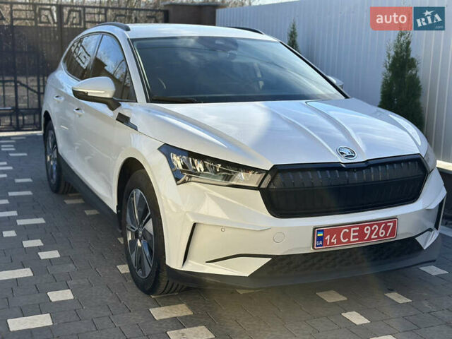 Белый Шкода Enyaq iV, объемом двигателя 0 л и пробегом 24 тыс. км за 24900 $, фото 1 на Automoto.ua