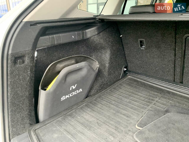 Білий Шкода Enyaq iV, об'ємом двигуна 0 л та пробігом 220 тис. км за 20700 $, фото 76 на Automoto.ua