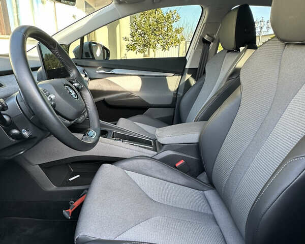 Белый Шкода Enyaq iV, объемом двигателя 0 л и пробегом 24 тыс. км за 24900 $, фото 5 на Automoto.ua