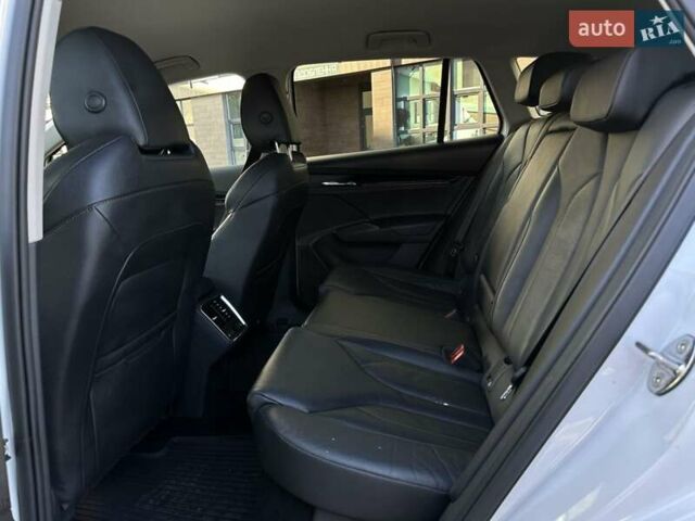Белый Шкода Enyaq iV, объемом двигателя 0 л и пробегом 210 тыс. км за 21600 $, фото 5 на Automoto.ua