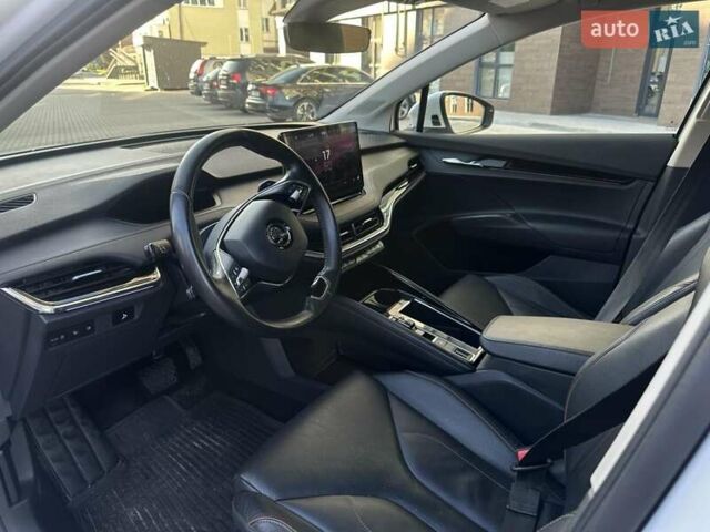 Белый Шкода Enyaq iV, объемом двигателя 0 л и пробегом 210 тыс. км за 21600 $, фото 10 на Automoto.ua