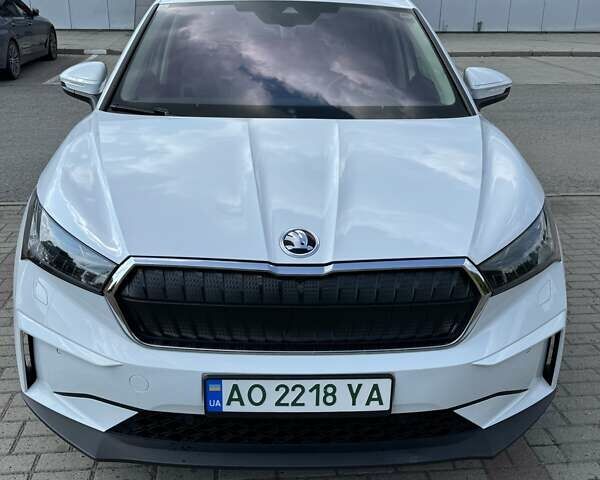Белый Шкода Enyaq iV, объемом двигателя 0 л и пробегом 59 тыс. км за 28350 $, фото 4 на Automoto.ua