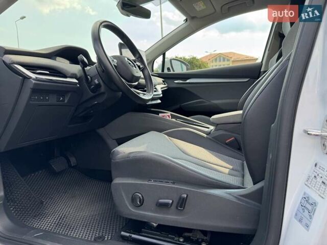 Белый Шкода Enyaq iV, объемом двигателя 0 л и пробегом 59 тыс. км за 28350 $, фото 9 на Automoto.ua