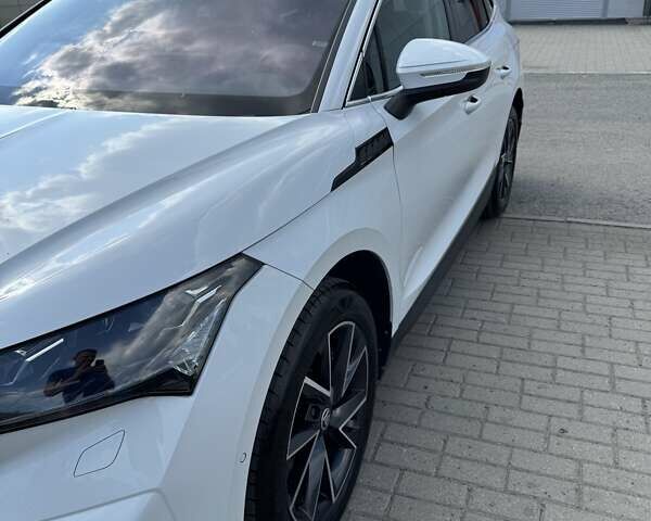 Белый Шкода Enyaq iV, объемом двигателя 0 л и пробегом 59 тыс. км за 28350 $, фото 2 на Automoto.ua