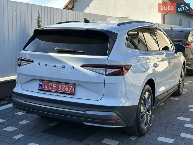 Белый Шкода Enyaq iV, объемом двигателя 0 л и пробегом 24 тыс. км за 24900 $, фото 3 на Automoto.ua