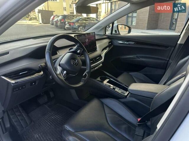 Белый Шкода Enyaq iV, объемом двигателя 0 л и пробегом 210 тыс. км за 21600 $, фото 7 на Automoto.ua