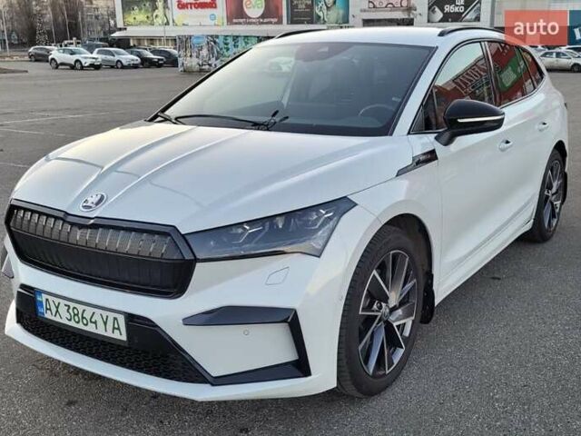 Белый Шкода Enyaq iV, объемом двигателя 0 л и пробегом 40 тыс. км за 27900 $, фото 2 на Automoto.ua