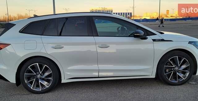 Белый Шкода Enyaq iV, объемом двигателя 0 л и пробегом 40 тыс. км за 27900 $, фото 3 на Automoto.ua