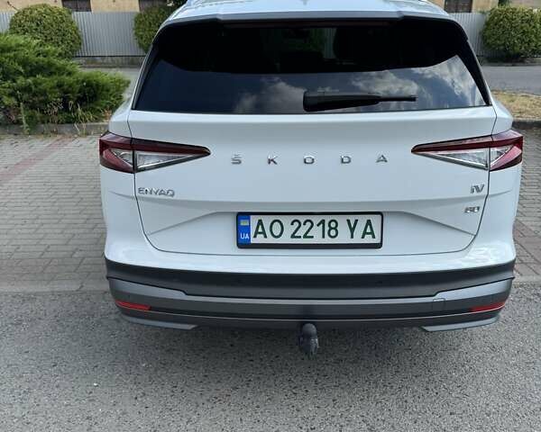 Белый Шкода Enyaq iV, объемом двигателя 0 л и пробегом 59 тыс. км за 28350 $, фото 6 на Automoto.ua