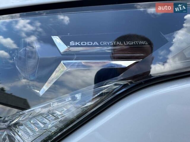 Белый Шкода Enyaq iV, объемом двигателя 0 л и пробегом 59 тыс. км за 28350 $, фото 5 на Automoto.ua