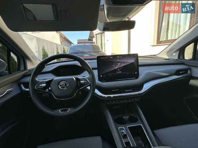 Белый Шкода Enyaq iV, объемом двигателя 0 л и пробегом 24 тыс. км за 24900 $, фото 4 на Automoto.ua