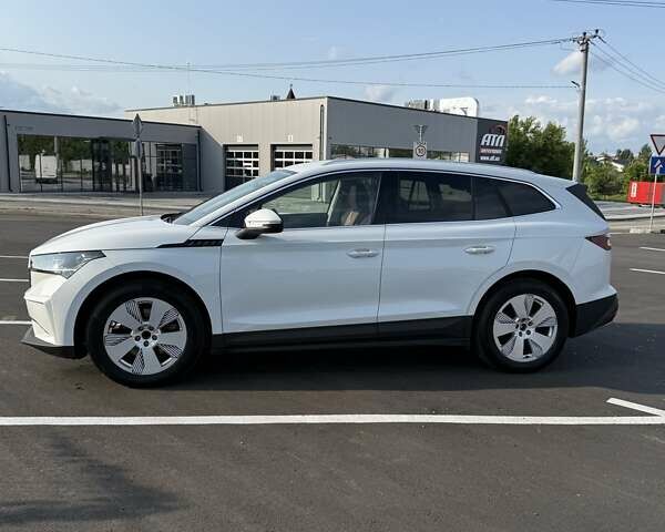 Белый Шкода Enyaq iV, объемом двигателя 0 л и пробегом 37 тыс. км за 25600 $, фото 2 на Automoto.ua