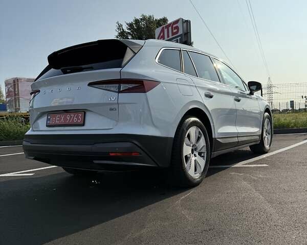 Белый Шкода Enyaq iV, объемом двигателя 0 л и пробегом 37 тыс. км за 25600 $, фото 5 на Automoto.ua